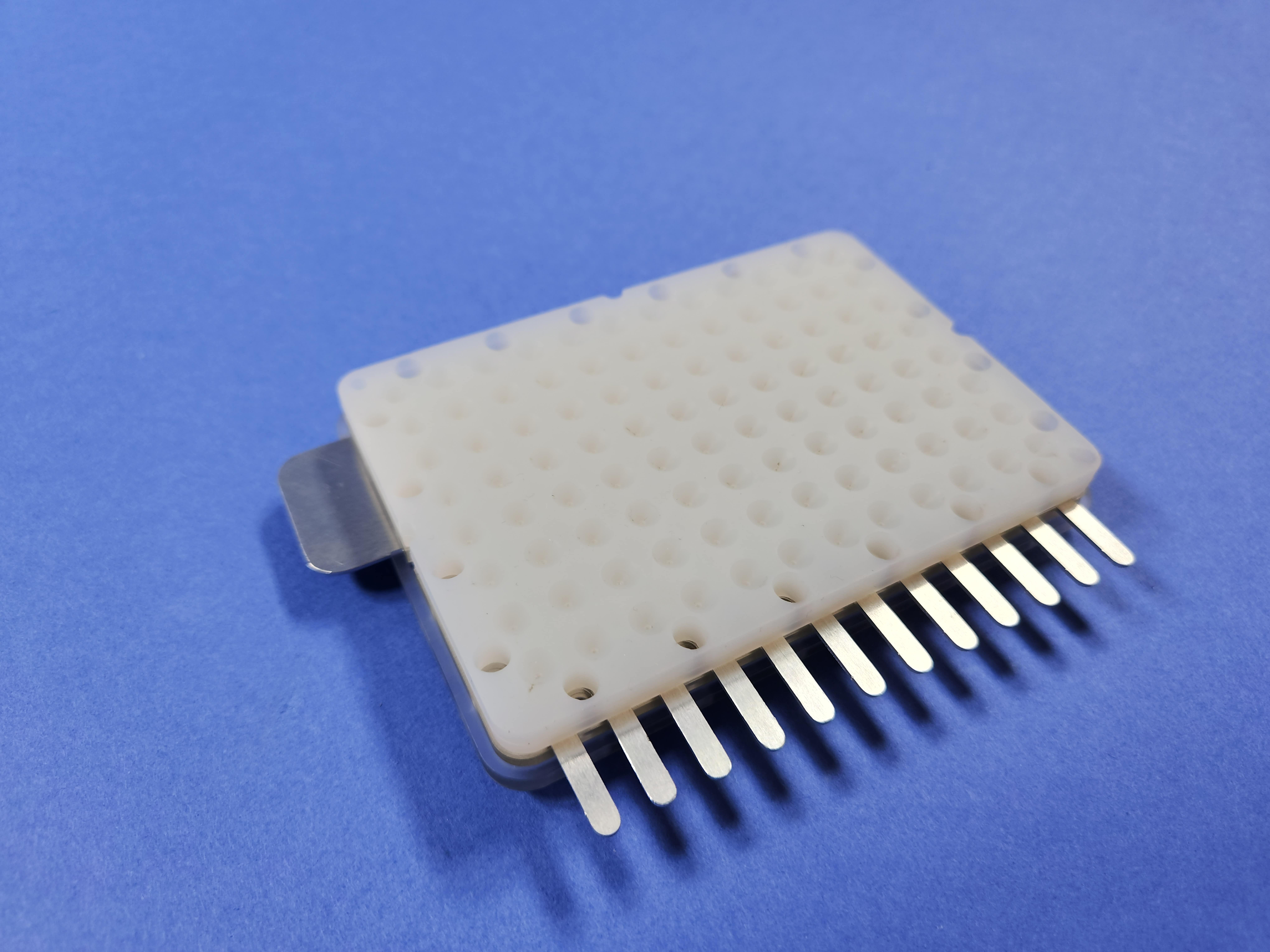Electroporation device compatible with pipetting robots